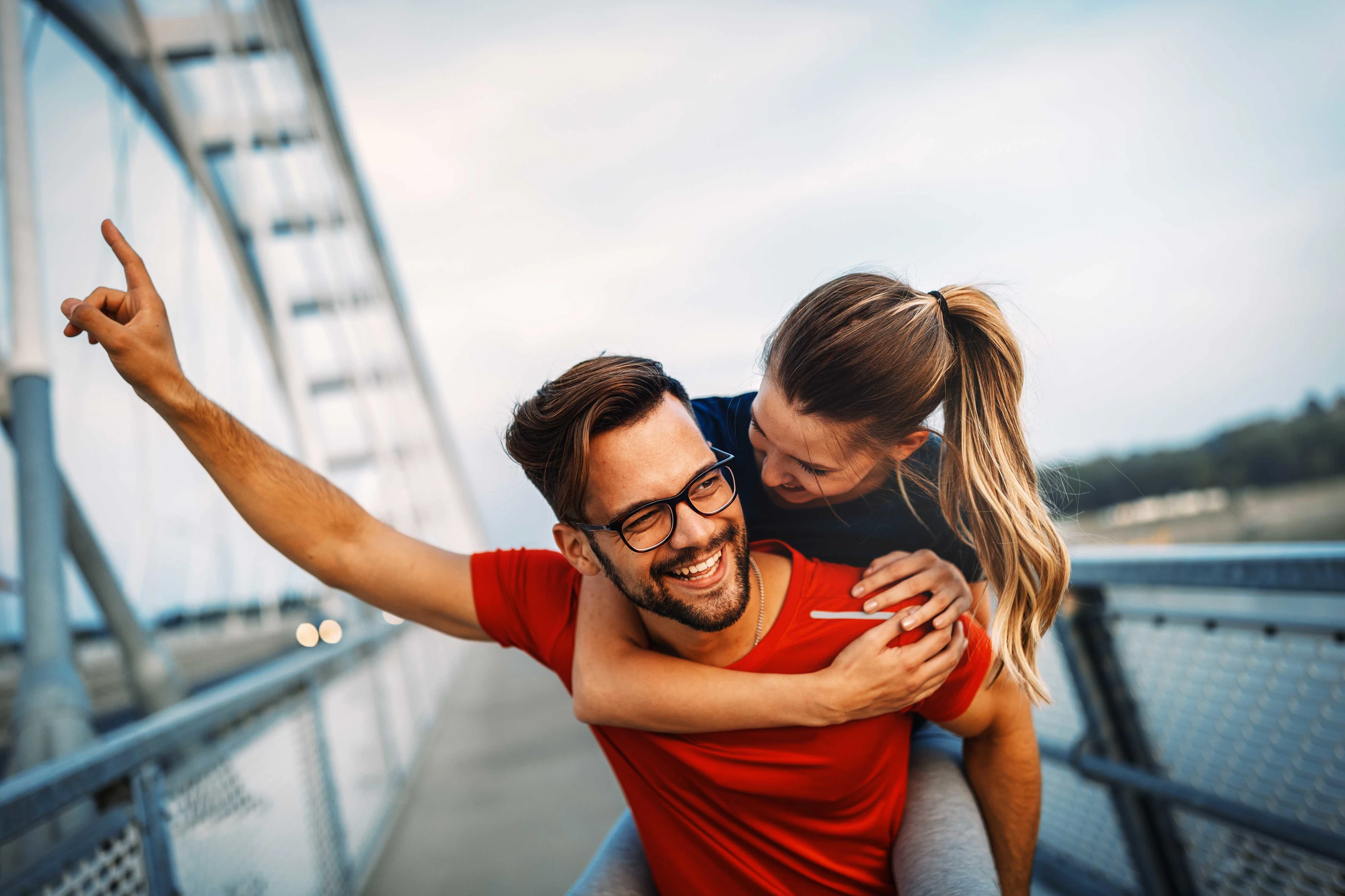 Mann mit Frau Huckepack